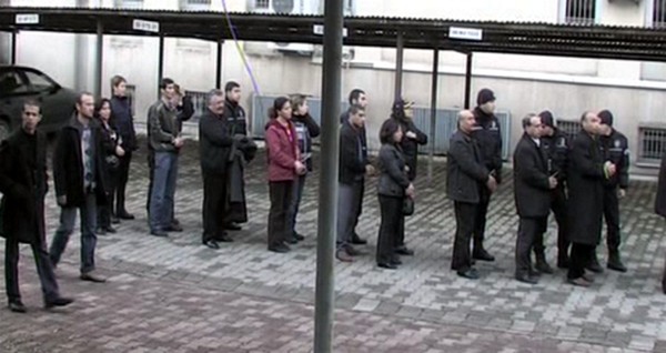Una "cuerda" de dirigentes kurdos detenidos espera en una comisaría de Turquía.