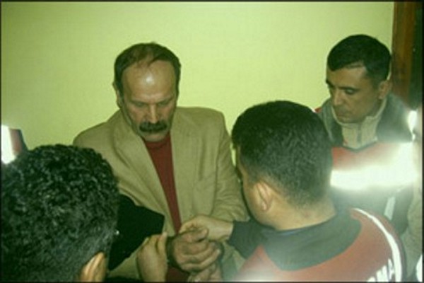 El alcalde de Igdir, Mehmet Nuri Gunes, en el momento de ser esposado por la policía.