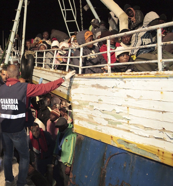 RESCATADOS LOS 500 INMIGRANTES QUE VIAJABAN EN BARCO ENCALLADO EN LAMPE