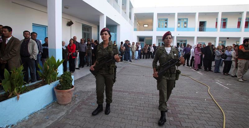 Soldados en un colegio electoral de Túnez