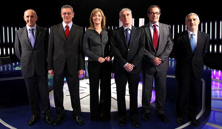María Casado, con los participantes en el debate