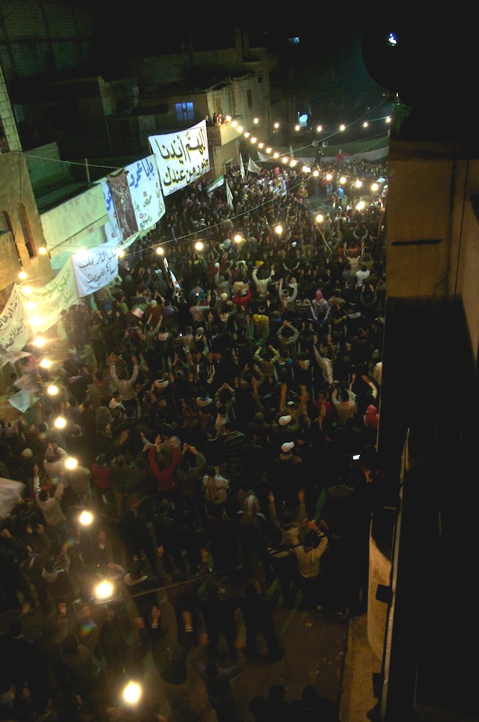 Manifestación nocturna en Baba Amr (Homs, Siria)