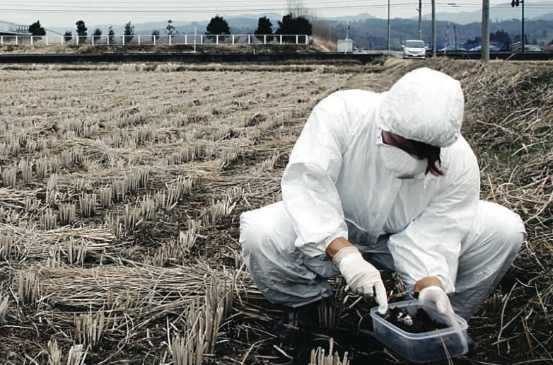 Toma de muestras de tierra en Fukushima Cyty