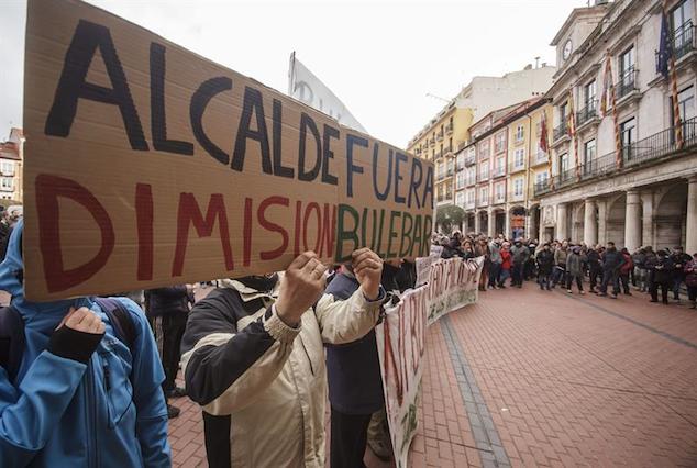 Concentraciones de los vecinos del barrio burgalés de Gamonal, ayer, frente al Ayuntamiento, durante la celebración del último pleno. / EFE