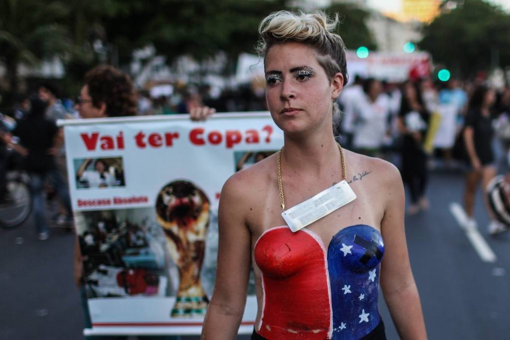 Joven_manifestante-contra_Muncial_Fútbol_Brasil