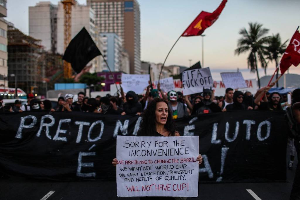 Manifestante_Rio_Janeiro_contra_Copa_Mundo