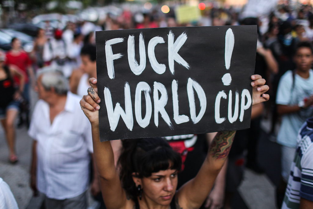 Manifestante_contra_Copa_Mundo_Brasil.