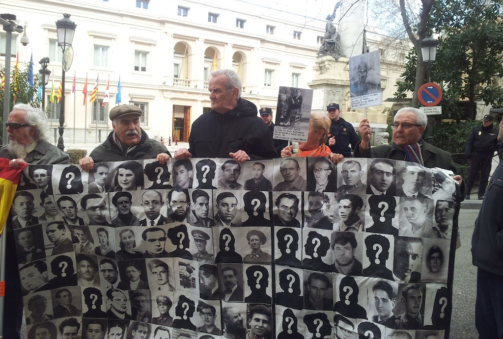 Miembros de la Plataforma por la Comisión de la Verdad protestan a la entrada del Senado, donde no se les permitió la entrada. / comisionverdadfranquismo.com