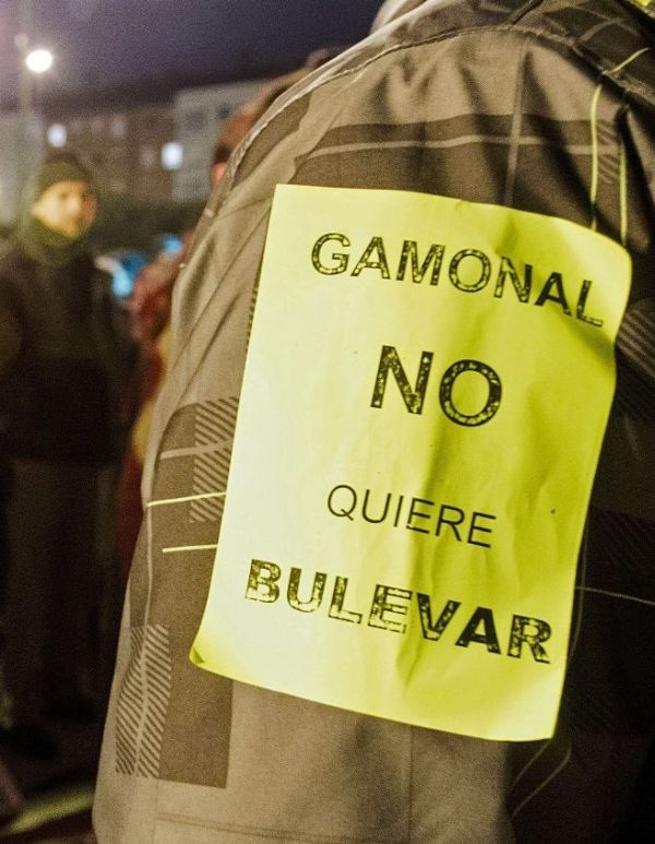 Imagen de uno de los lemas más coreados por los vecinos del barrio burgalés de Gamonal durante las protestas contra la construcción de un bulevar. / Efe