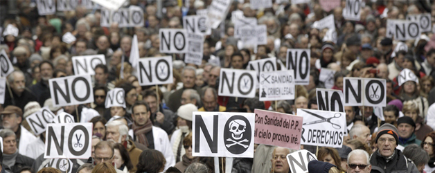 Imagen de una de la manifestaciones convocadas por la 'Marea blanca'. / Emilio Naranjo (Efe).