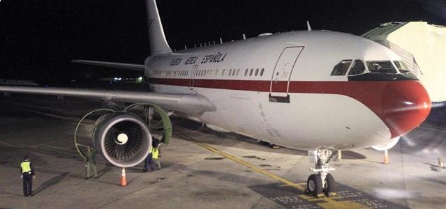 Operarios trabajando en el avión Airbus A310 de la Fuerza Aerea española en el que la reina Sofía retornó a España el pasado viernes. / Efe