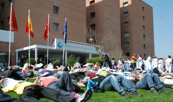 La Columna del Nordeste protagoniza una 'perfomance' frente al Hospital de Alcalá de Henares junto a Marea Blanca. / A.T.
