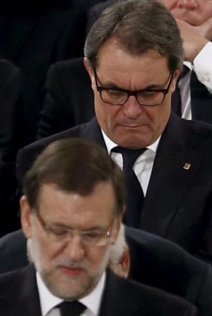 Artur Mas detrás de Mariano Rajoy, en primer plano, ayer, durante el funeral de estado de Adolfo Suárez en la catedral de la Almudena. / Juanjo Martín (Efe)