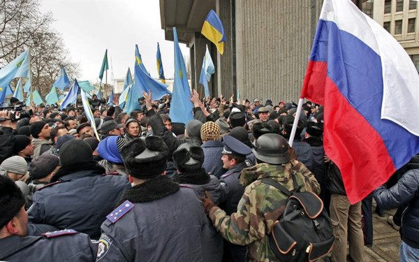 Tártaros de Crimea, con sus banderas azules y de Ucrania, se enfrentan con partidarios pro-rusos en Simferopol (Crimea). / Artur Shvarts (Efe)