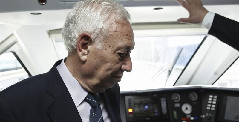 El ministro de Defensa, José Manuel García-Margallo, ayer, durante su visita oficial a Uzbekistán. / Paco Campos (Efe)