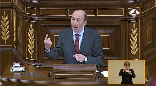 El secretario general del PSOE, Alfredo Pérez Rubalcaba, en la tribuna del Congreso durante el debate.
