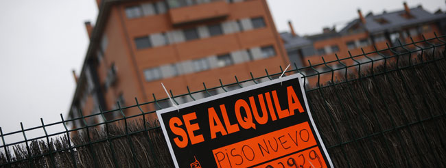 Imagen de un cartel anunciando una vivienda en alquiler. / Efe