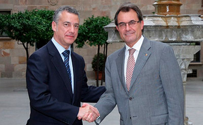 El lehendakari Urkullo, a la izquierda, y el presidente de la Generalitat, Artur Mas, en una imagen de archvio. / Efe