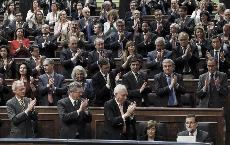 Ovación cerrada de la bancada 'popular' al presidente del Gobierno, Mariano Rajoy, ayer, al término del debate sobre la celebración de un referéndum en Cataluña. / J. J. Guillén (Efe)