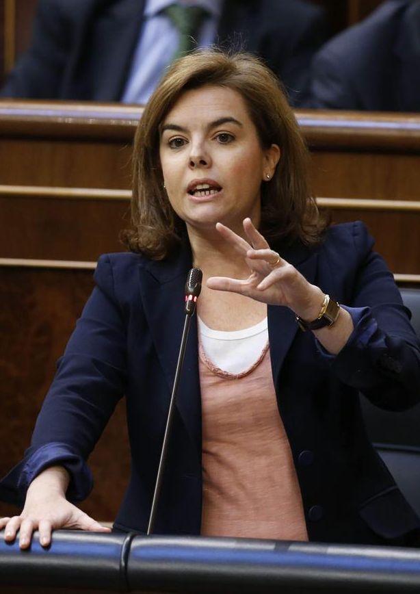 La vicepresidenta del Gobierno, ayer, contestando a la portavoz socialita, Soraya Rodríguez, sobre las remuneranciones en B del Partido Popular. / Juan Carlos Hidalgo (Efe)