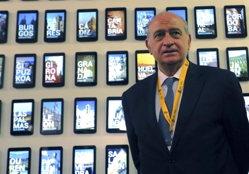 El ministro del Interior, Jorge Fernádez, durante su visita al Centro de Datos el pasado día 11. / Fernando Alvarado (Efe)