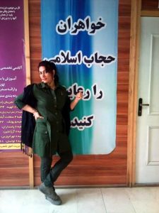 Tras el cartel pone "Hermana, cuida tu hijab". / StealthyFreedom