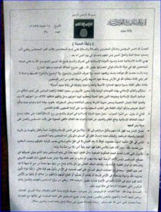 Reproducción de uno de los primeros decretos con las nuevas normas en Mosul.