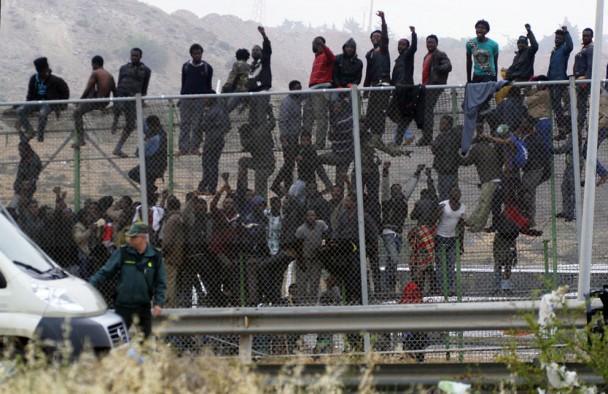 inmigrantes_valla_Melilla Inmigrantes subsaharianos encaramados a la valla de Melilla.