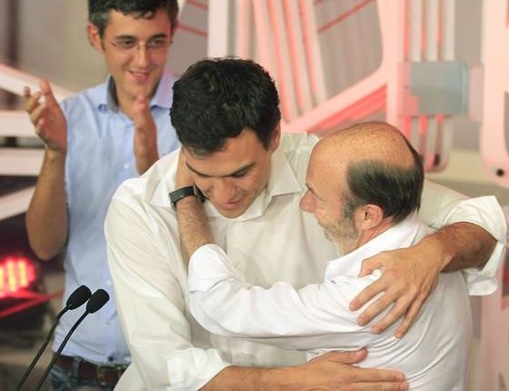 abrazo_Rubalcaba_Pedro_Sanchez