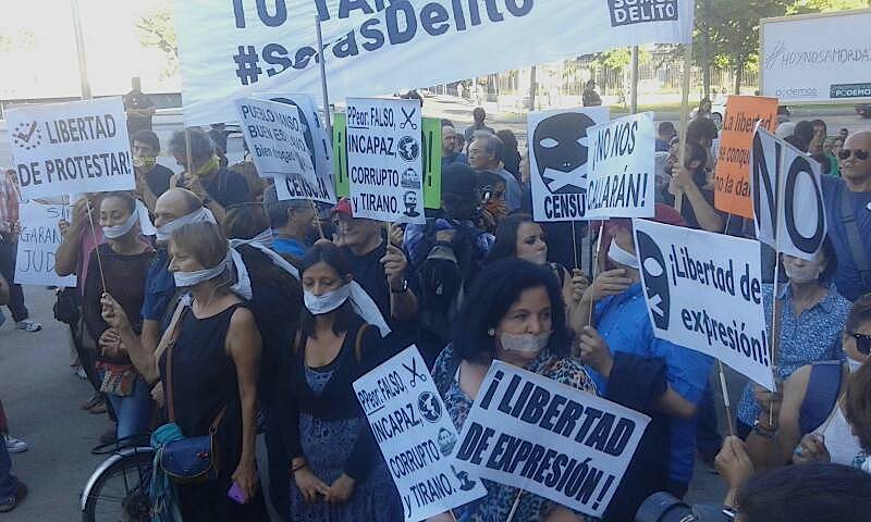 carteles_manifestantes