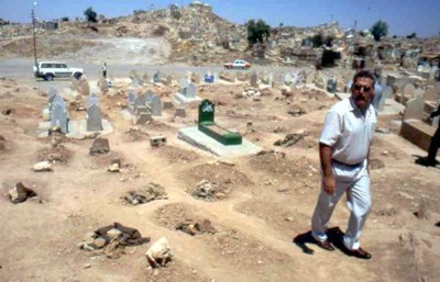 Los montones de piedras con telas señalan fosas de kurdos sin identificar el año 2004 en el cementerio de Kirkuk. / Manuel Martorell