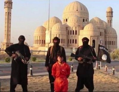 Imagen difundida por internet mostrando los instantes previos a la decapitación del peshmerga kurdo.