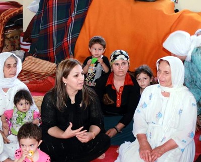 La diputada Evar Ibrahim, con un grupo de refugiadas. / Facebook/evarebrahim
