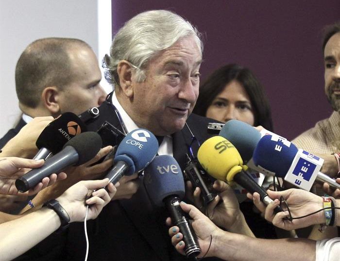 El consejero de Sanidad de la Comunidad de Madrid, Javier Rodríguez, atendiendo a los periodistas, ayer, tras visitar el Hospital La Princesa. / Paco Campos (Efe)