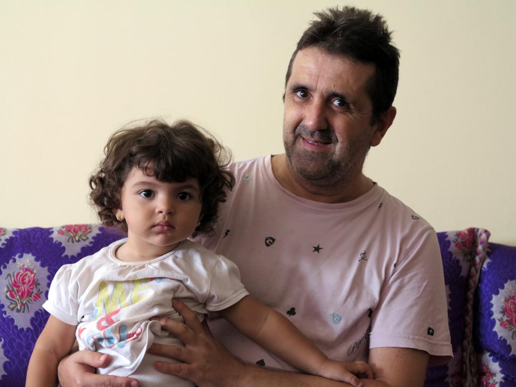 Ramón Calatayud, enfermo de hepatitis C, en su casa de Tánger. / J.M.