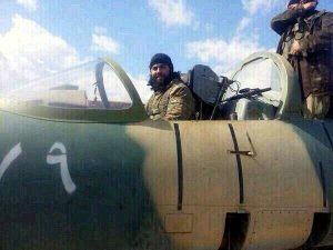 Otro yihadista sentado en la cabina de un Sukhoi. / Iraqi news