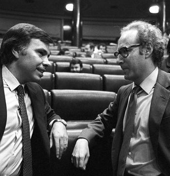 Felipe González y Miguel Boyer, en el Congreso, en una imagen de 1983. / Efe