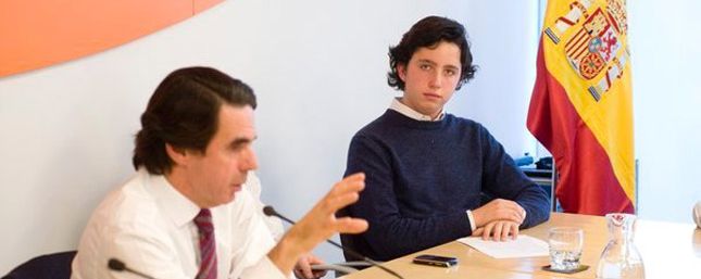 Imagen de la cuenta de Twitter de Francisco Nicolás Gómez Iglesias, junto a Jose María Aznar en un acto de FAES.