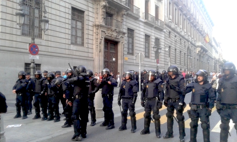 Rodea_el_Congreso_policía