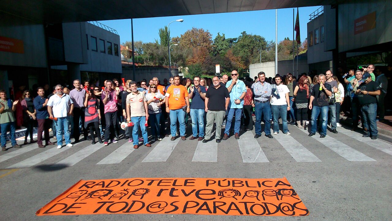 Los trabajadores de RTVE durante el paro de ayer en Torrespaña/CCOO