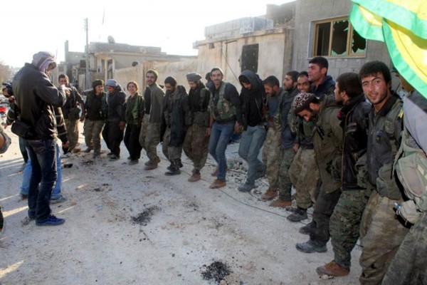 Milicianos y milicianas de las YPG celebran la victoria bailando en el barrio de Kaniya Kurda. / Firat News