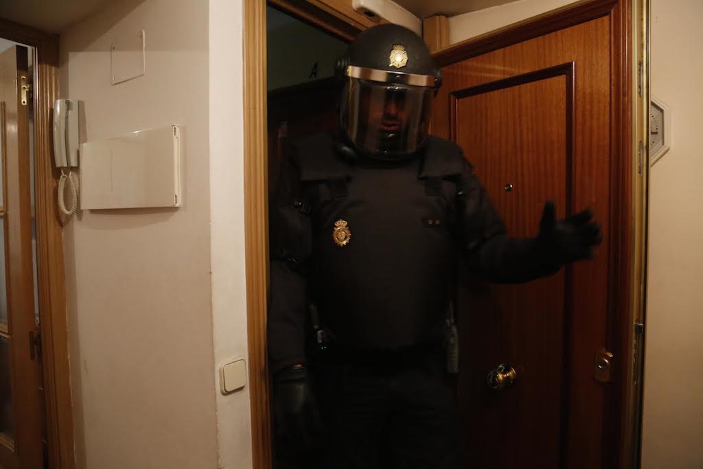 policía_piso_desahuciada