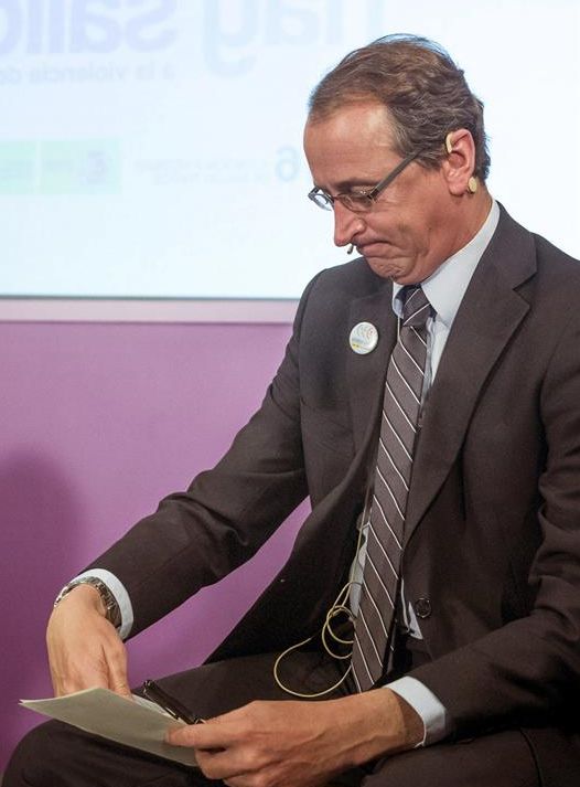 El ministro de Sanidad, Alfonso Alonso, ayer, durante la presentación del estudio realizado con datos del CIS. / Emilio Naranjo (Efe)