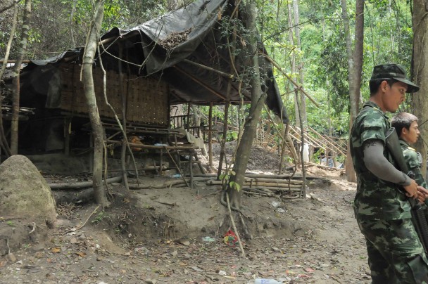 Soldados tailandeses custodian el campamento hallado en la frontera. (M.G.P.)