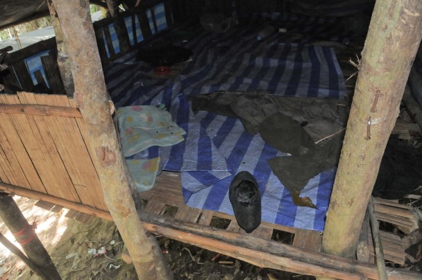 Un zapato de tacón, en la vivienda de uno de los vigilantes. (M.G.P.)