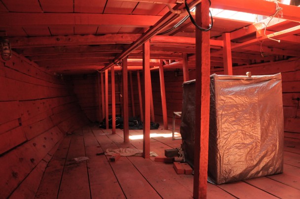 Bodega del barco pesquero de Ko Tong, modificado según las autoridades para transportar personas. (Mónica G. Prieto)