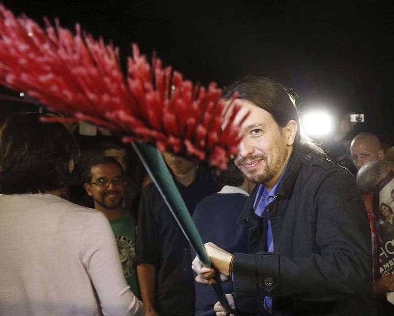 Pablo Iglesias, durante la pegada de carteles que abrió la campaña electoral la pasada noche. / Kiko Huesca (Efe)