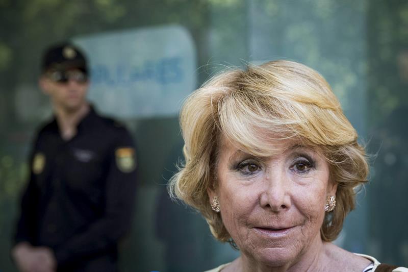 Esperanza Aguirre hablando con los periodistas junto a la sede del PP en Madrid tras la reunión que ha mantenido esta mañana con la cabeza de lista de Ciudadanos al Ayuntamiento, Begoña Villacís. / Emilio Naranjo (Efe)