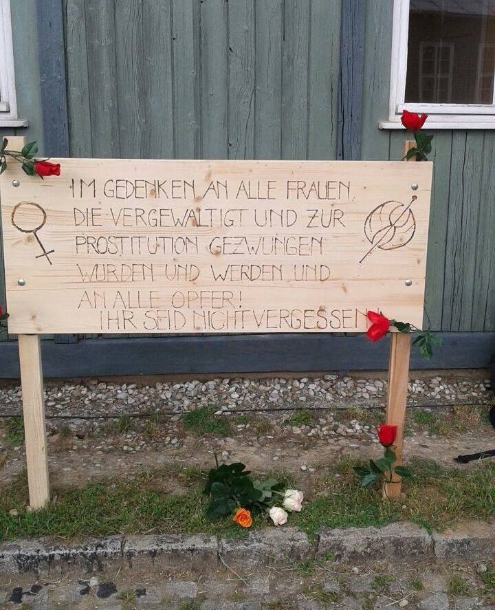 Imagen de la placa de madera que instalan las organizaciones de mujeres en recuerdo de las mujeres víctimas, y que es retirado por la administración del campo. / Foto cedida por la Caravana Feminista.