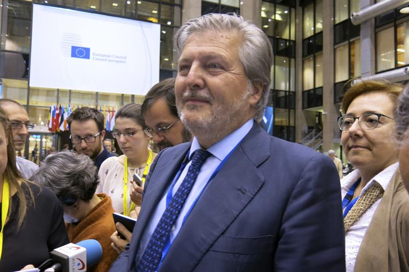 El nuevo ministro de Educación, Íñigo Méndez de Vigo, ayer, en Bruselas, tras conocerse la noticia de su nombramiento. / Lara Malvesí (Efe)